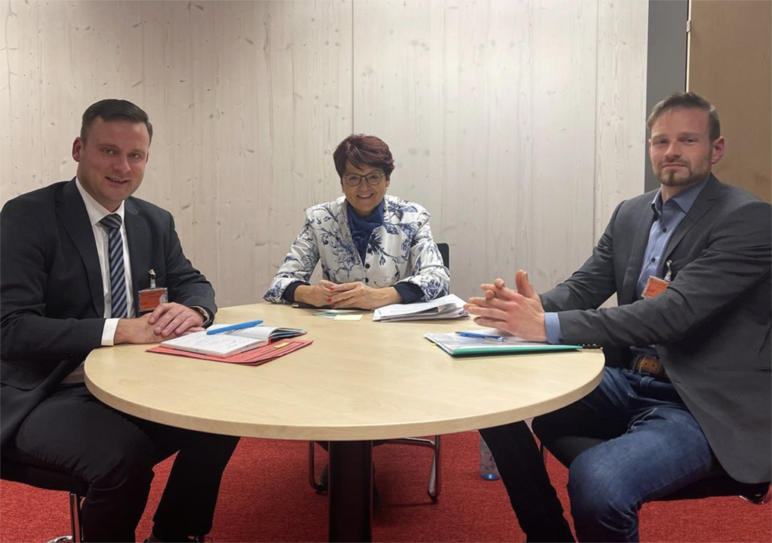 Dr. Inge Gräßle mit Vertretern des Deutschen Zoll- und Finanzgewerkschaft