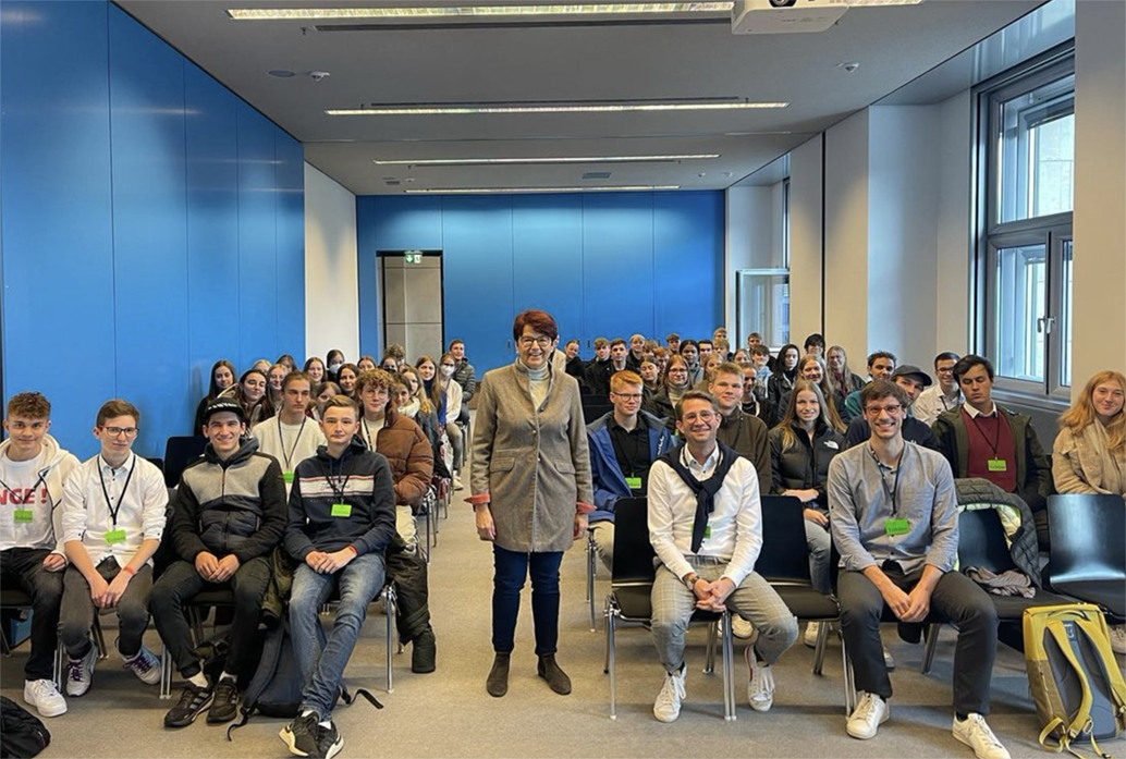 Dr. Inge Gräßle in Berlin mit Schülern des Franziskus Gymnasium Mutlangen