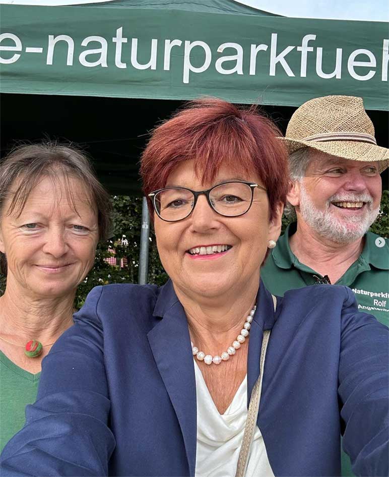 Dr. Inge Gräßle zu Besuch auf dem Naturparkmarkt Ruppertshofen